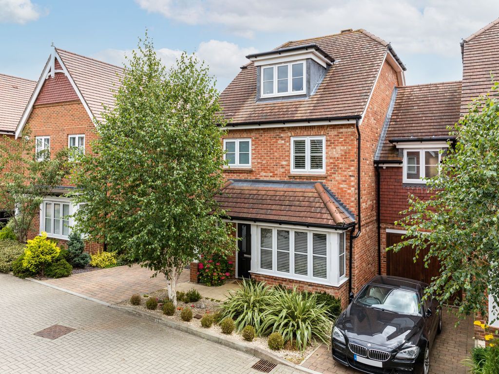4 bed detached house for sale in Oakgrove, Caterham CR3, £750,000 Zoopla