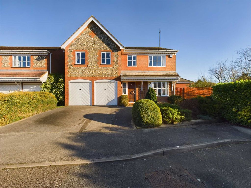 5 bed detached house for sale in Kestrel Way, Watermead, Aylesbury HP19