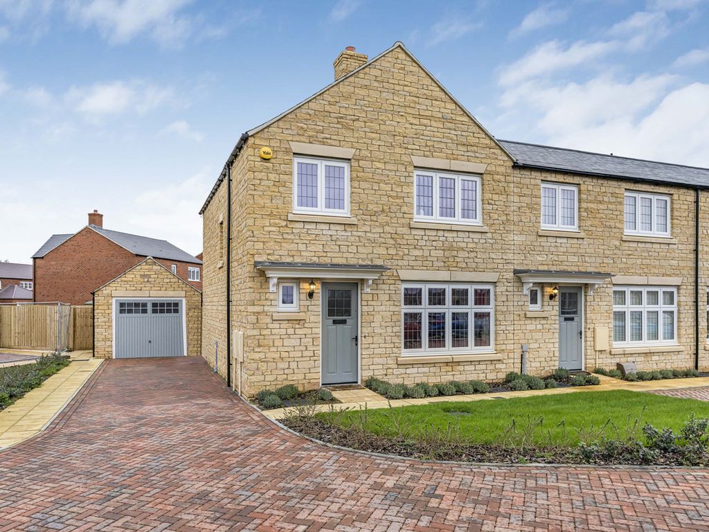 3 bed end terrace house for sale in Peacock Road, Ambrosden OX25, £