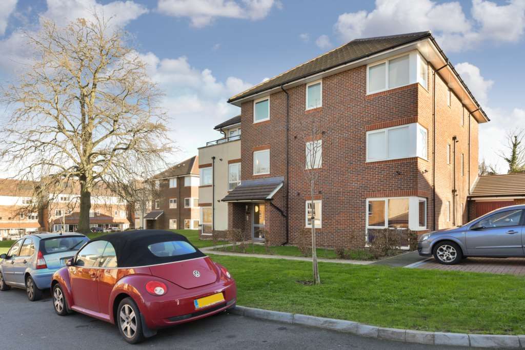 2 bed flat to rent in Dalmeny Way, Epsom KT18, £1,650 pcm Zoopla