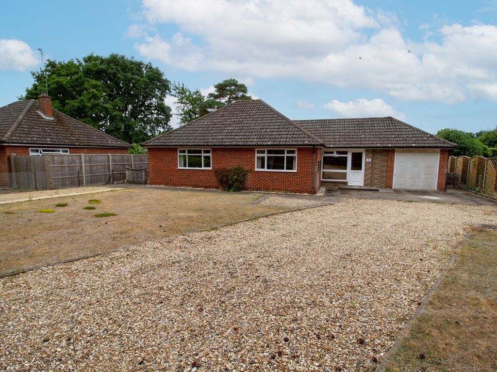3 bed detached bungalow for sale in Velmead Road, Fleet GU52 Zoopla