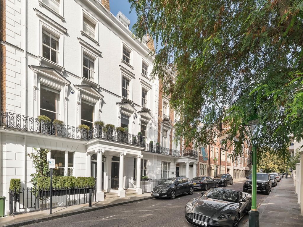 6 bed terraced house for sale in Hyde Park Gate, Kensington, London SW7