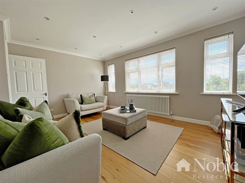 2 bed flat for sale in Geddy Court, Hare Hall Lane, Gidea Park RM2, £