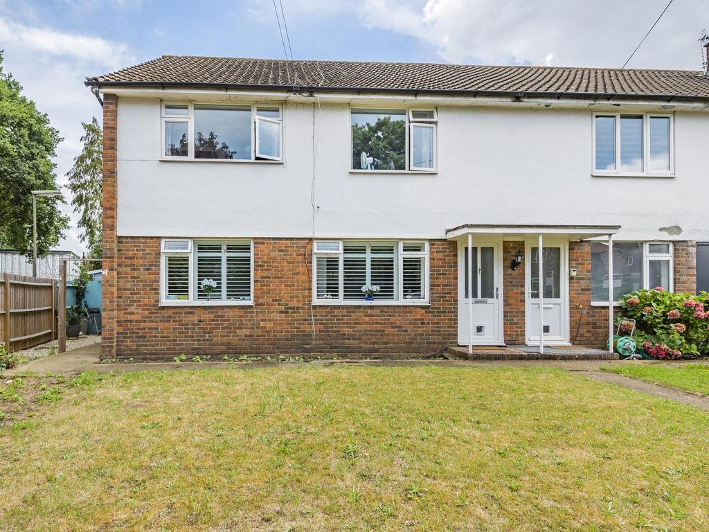 2 bed to rent in Rectory Lane, Byfleet, West Byfleet KT14, £