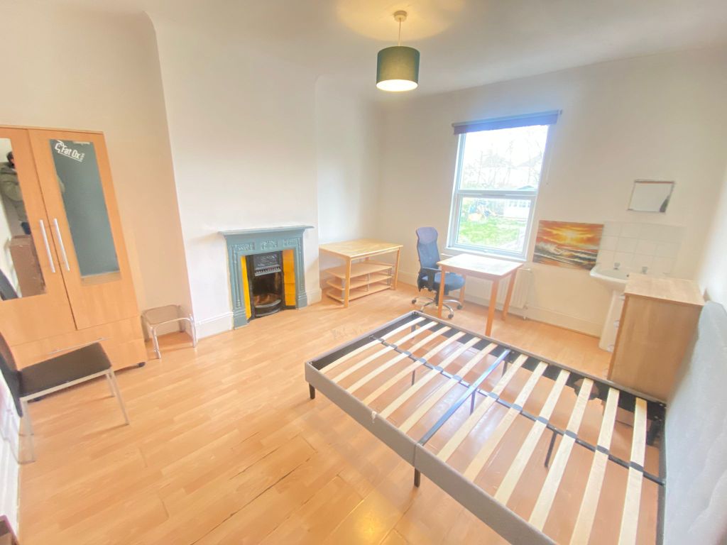 Room to rent in Melfort Road, Thornton Heath CR7, £750 pcm Zoopla