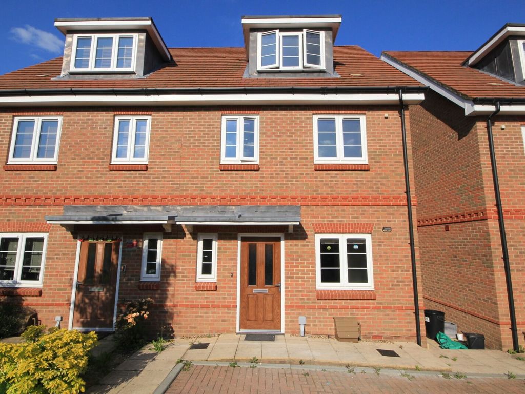 4 bed semidetached house to rent in Louden Square, Earley, Reading