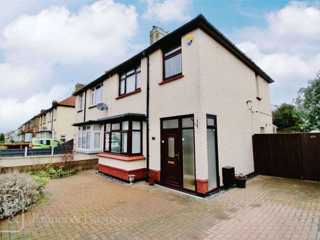 3 bed semidetached house for sale in Severn Road, ClactonOnSea