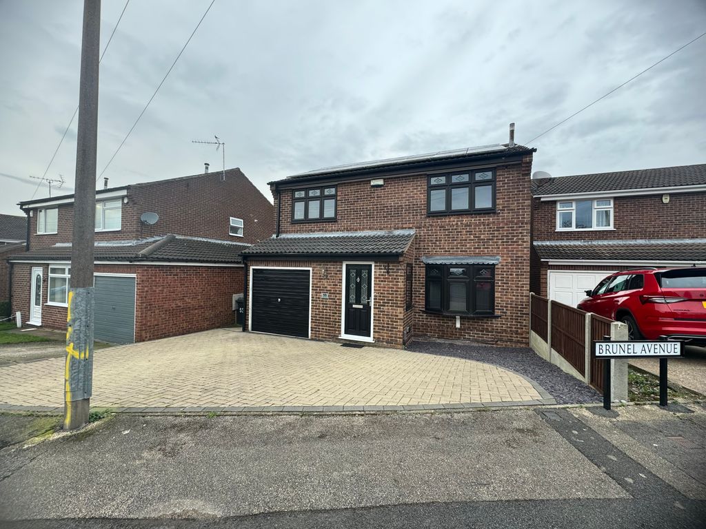 4 bed detached house to rent in Brunel Avenue, Newthorpe, Nottingham