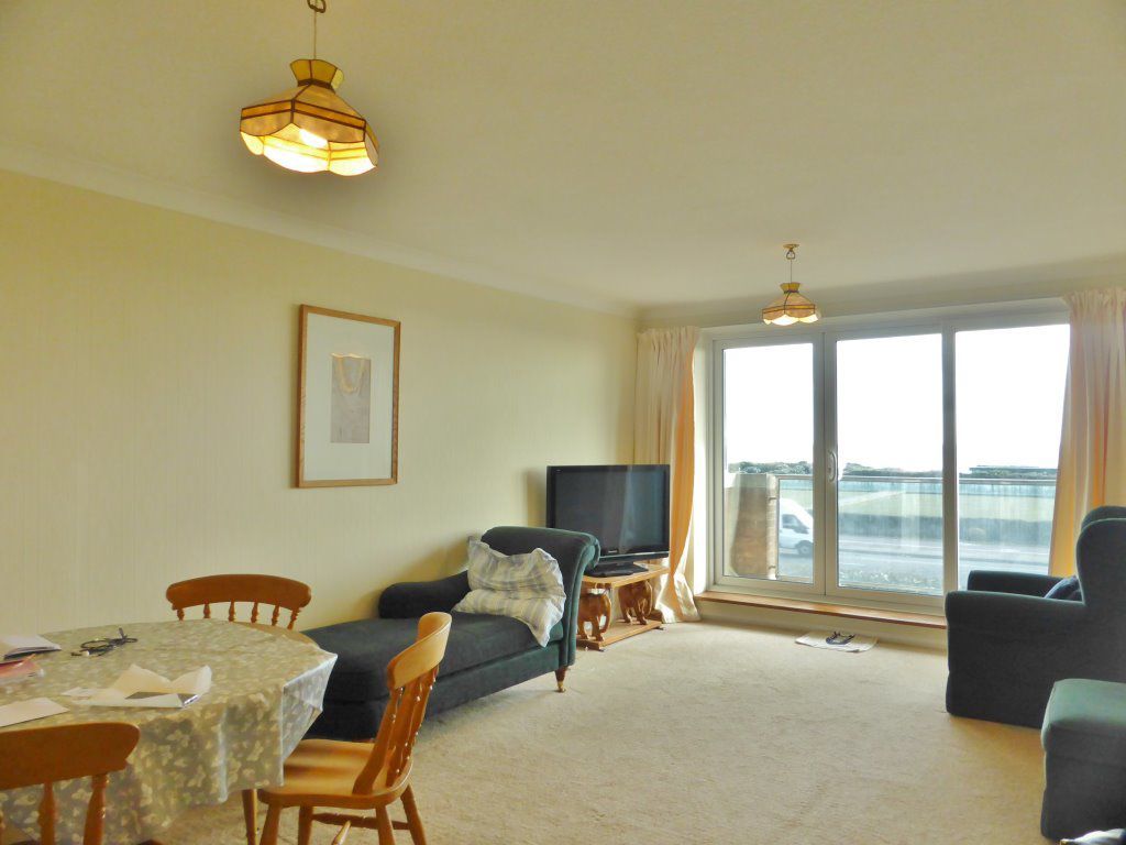 2 bed flat to rent in Kingsway, Hove BN3, £1,400 pcm Zoopla