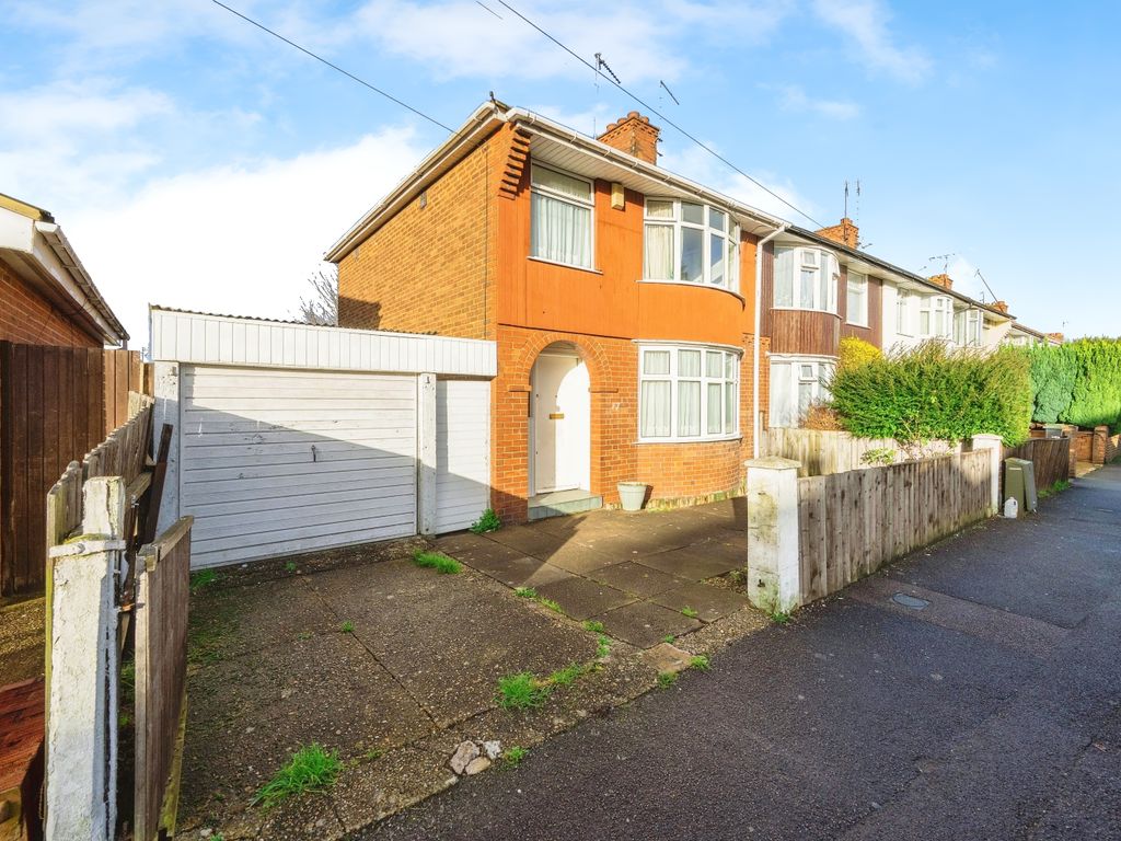 3 bed end terrace house for sale in Pembroke Avenue, Luton LU4, £