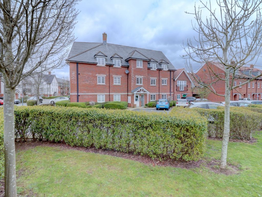 2 bed flat for sale in Wellesbourne House, Kingshill Crescent, High