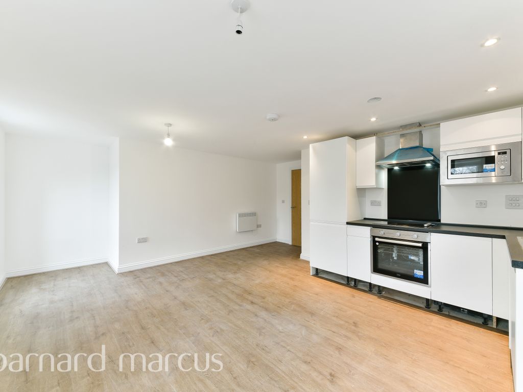 3 bed flat to rent in Cromwell Road, Feltham TW13, £2,300 pcm Zoopla