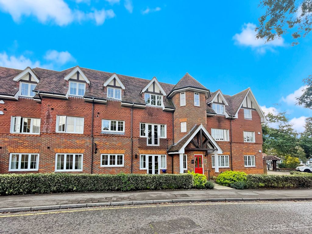 2 bed flat for sale in Oakfield Close, Amersham HP6, £695,000 Zoopla