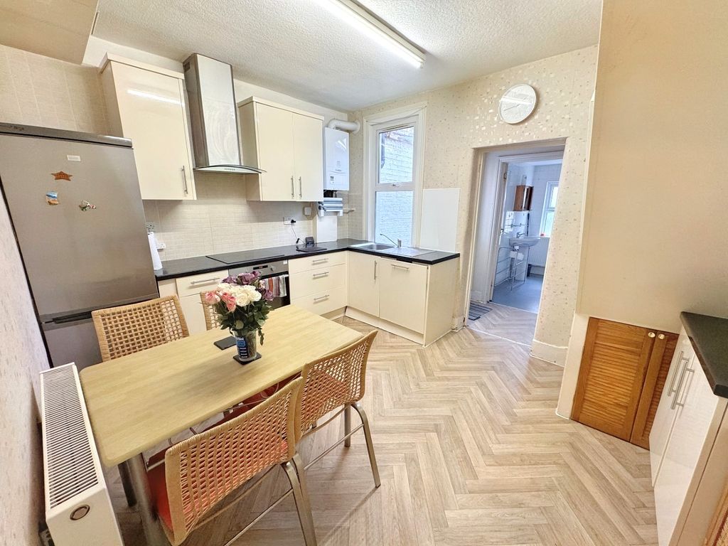 2 bed property to rent in Glenavon Road, Stratford E15, £2,200 pcm Zoopla