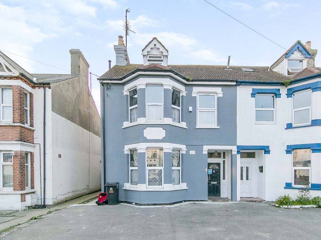 6 bed semidetached house for sale in Hayes Road, ClactonOnSea, Essex