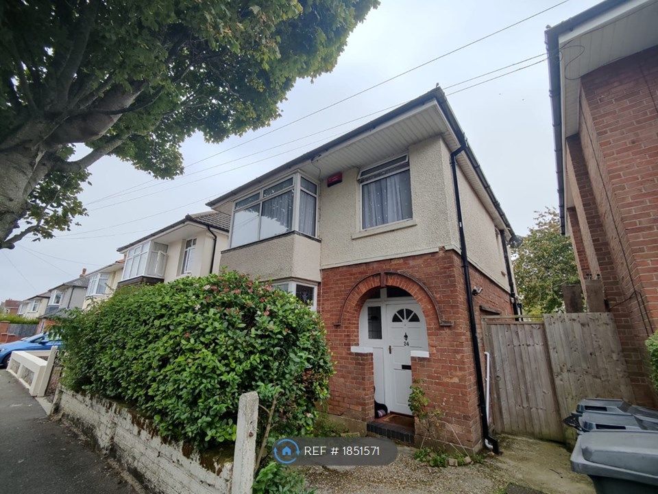 4 bed detached house to rent in Beswick Avenue, Bournemouth BH10, £