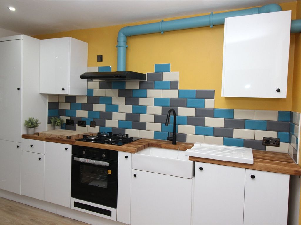 1 bed flat to rent in Corbets Tey Road, Upminster RM14, £1,400 pcm Zoopla