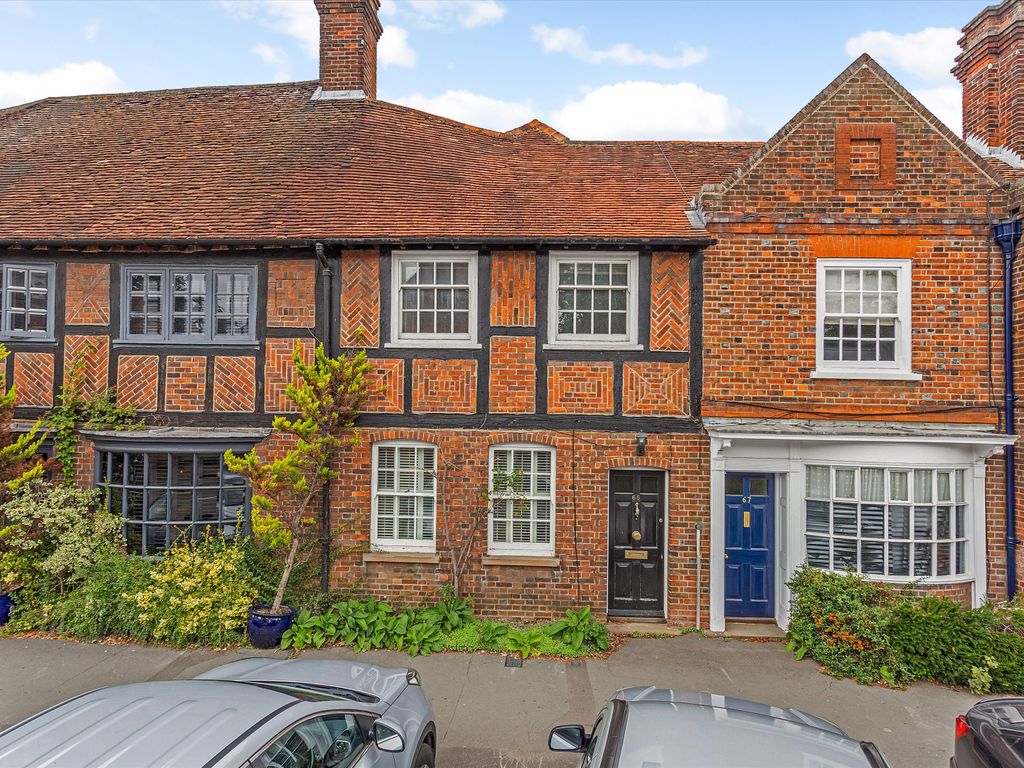 2 bed terraced house for sale in End, Beaconsfield