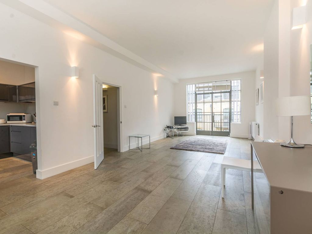 2 bed flat to rent in Great Sutton Street, City, London EC1V, £3,350