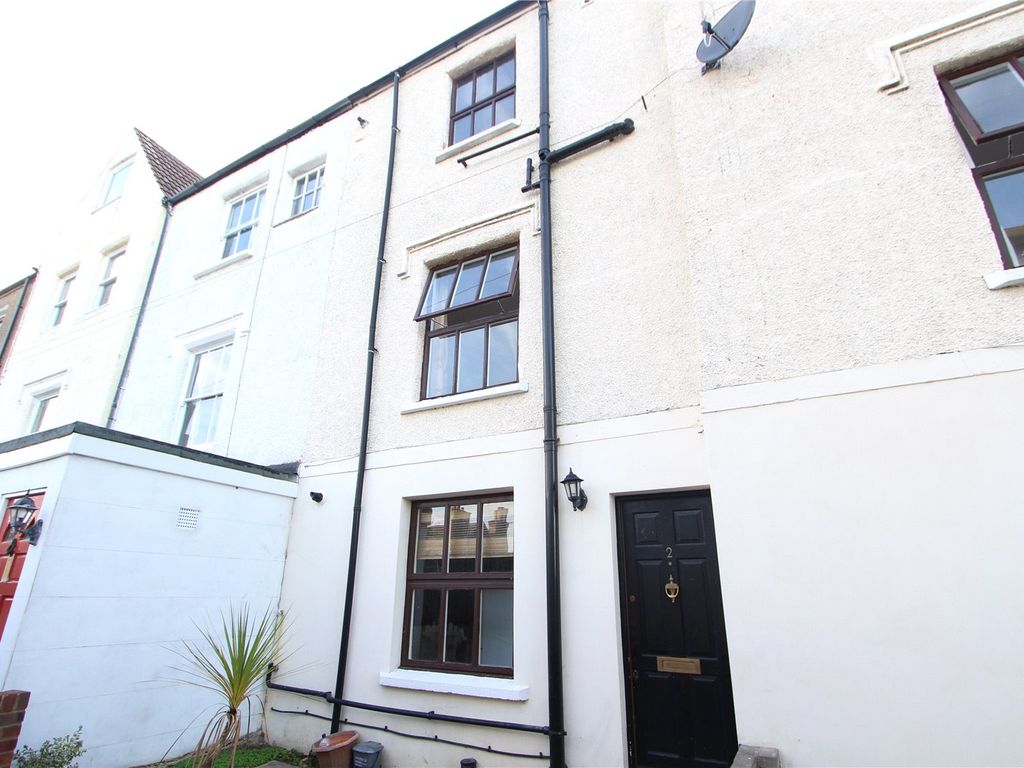 2 bed flat to rent in Royal Oak Terrace, Gravesend, Kent DA12, £950 pcm