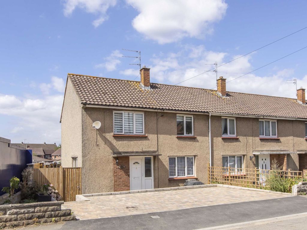 3 bed end terrace house for sale in Mendip Crescent, Downend, Bristol