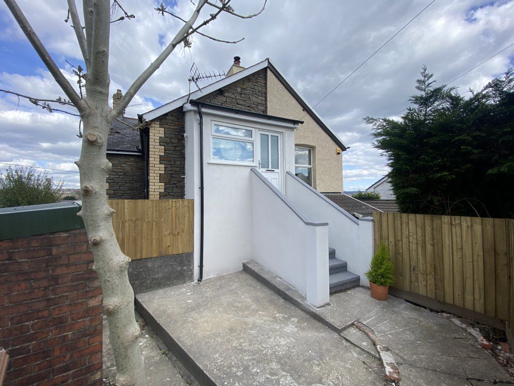 2 bed flat to rent in First Floor Flat Oletha, Pentwyn Road, Blackwood