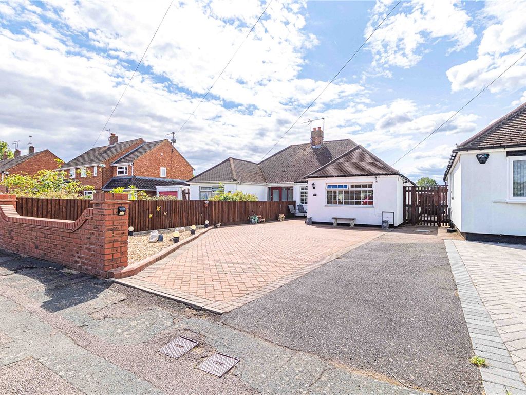 2 bed bungalow for sale in Elm Avenue, Caddington, Luton, Central Bedfordshire LU1, £400,000