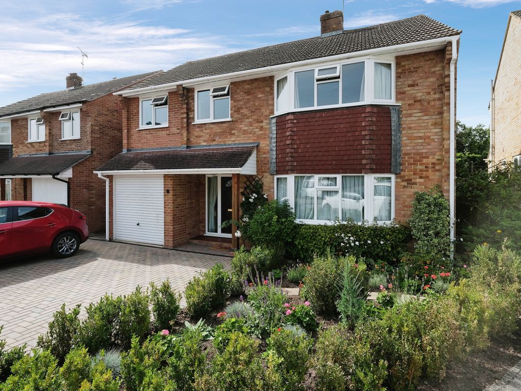 4 bed detached house for sale in Bracken Way, Guildford GU3, £650,000
