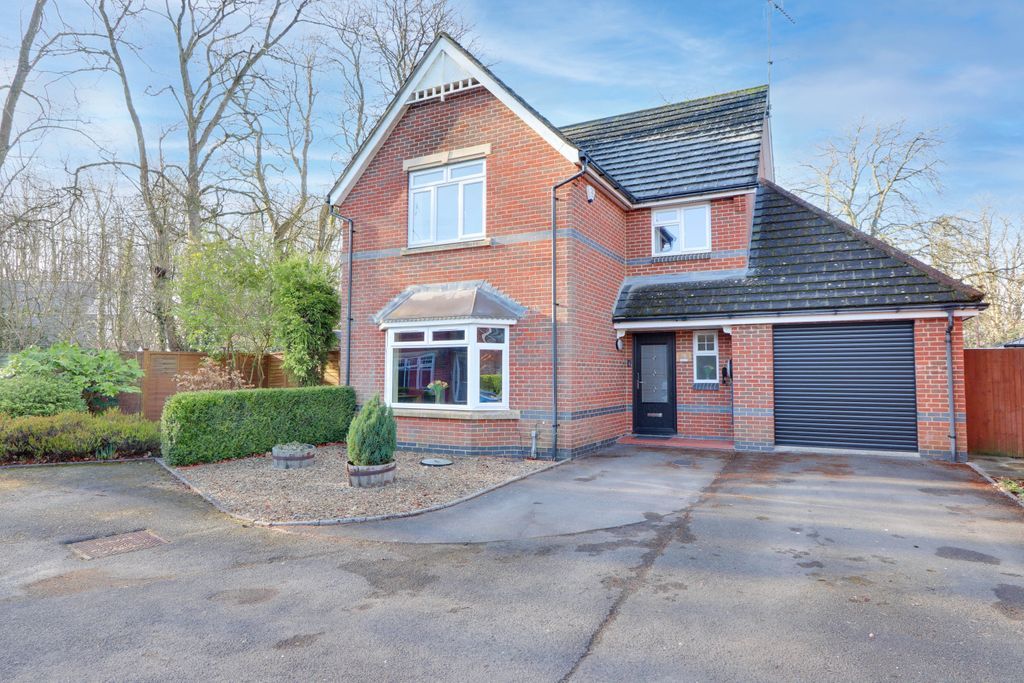 5 bed detached house for sale in St. James Close, Bramley, Tadley RG26