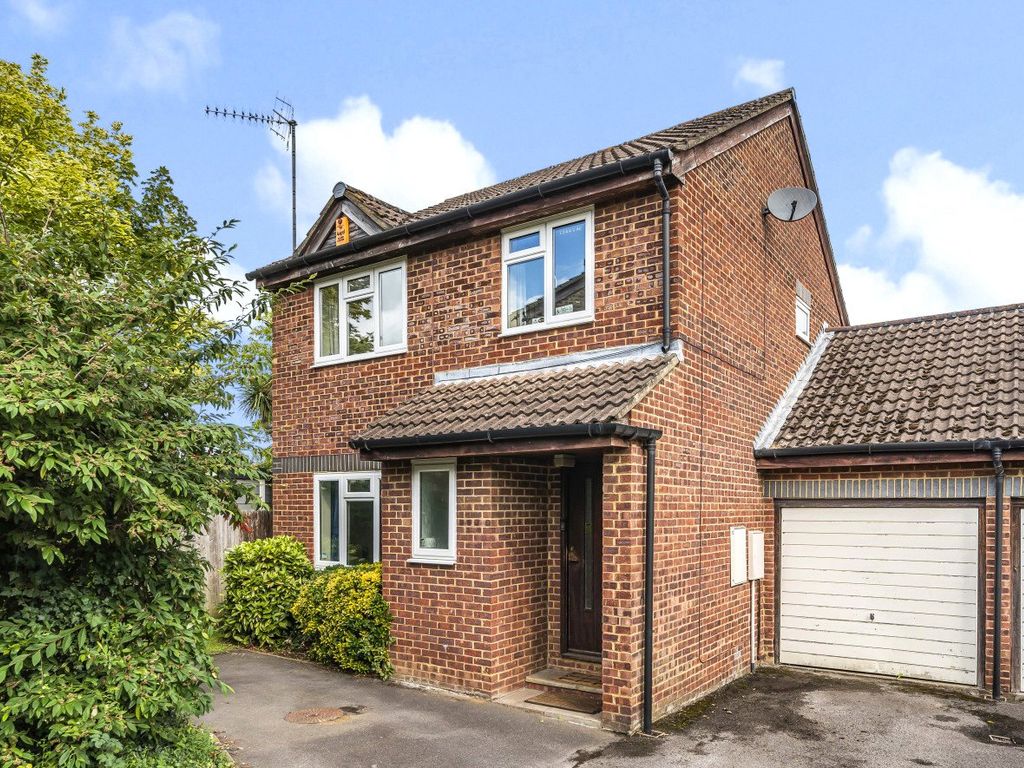 3 bed linkdetached house for sale in Burpham, Guildford, Surrey GU4