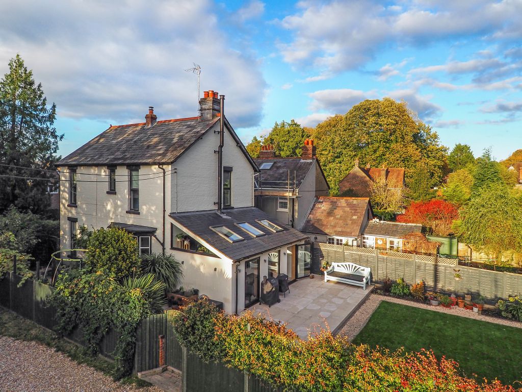 4 bed detached house to rent in London Road, Hill Brow, Liss GU33, £