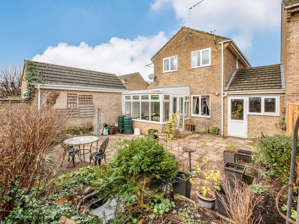 3 bed link detached house for sale in Hollybush Road, Carterton