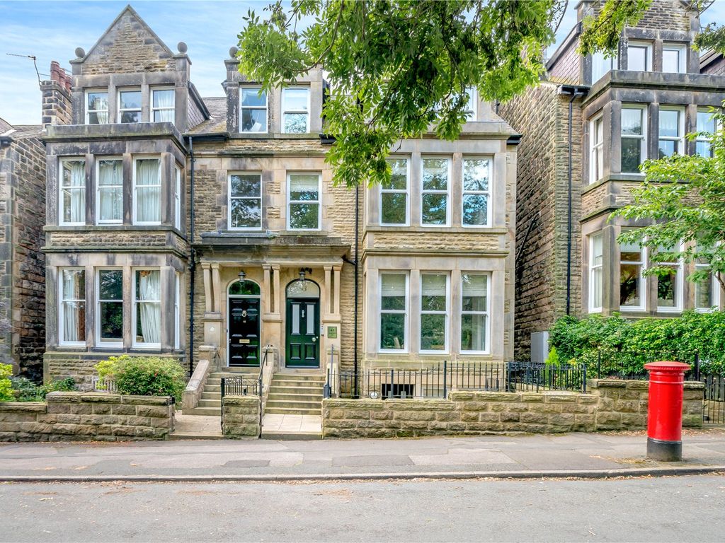 2 bed flat for sale in Harlow Moor Drive, Harrogate, North Yorkshire