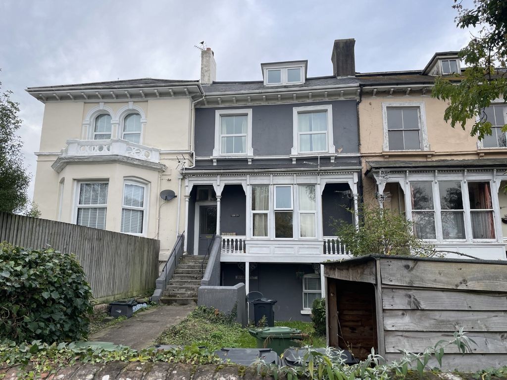 2 bed flat to rent in Victoria Road, Newport, Barnstaple EX32, £595 pcm