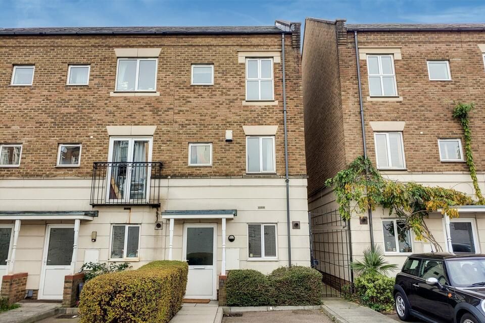 4 bed semidetached house to rent in Chapman Place, London N4, £3,500