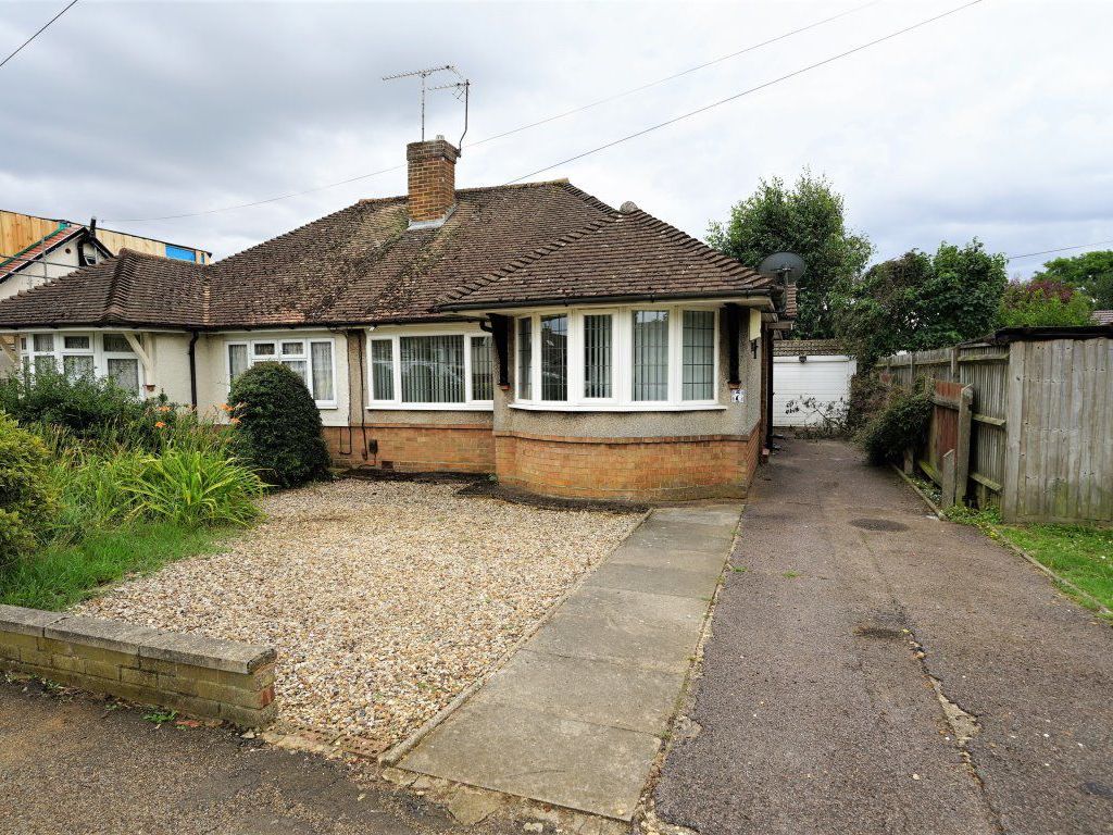 2 bed bungalow to rent in Russell Road, Toddington, Dunstable LU5 Zoopla