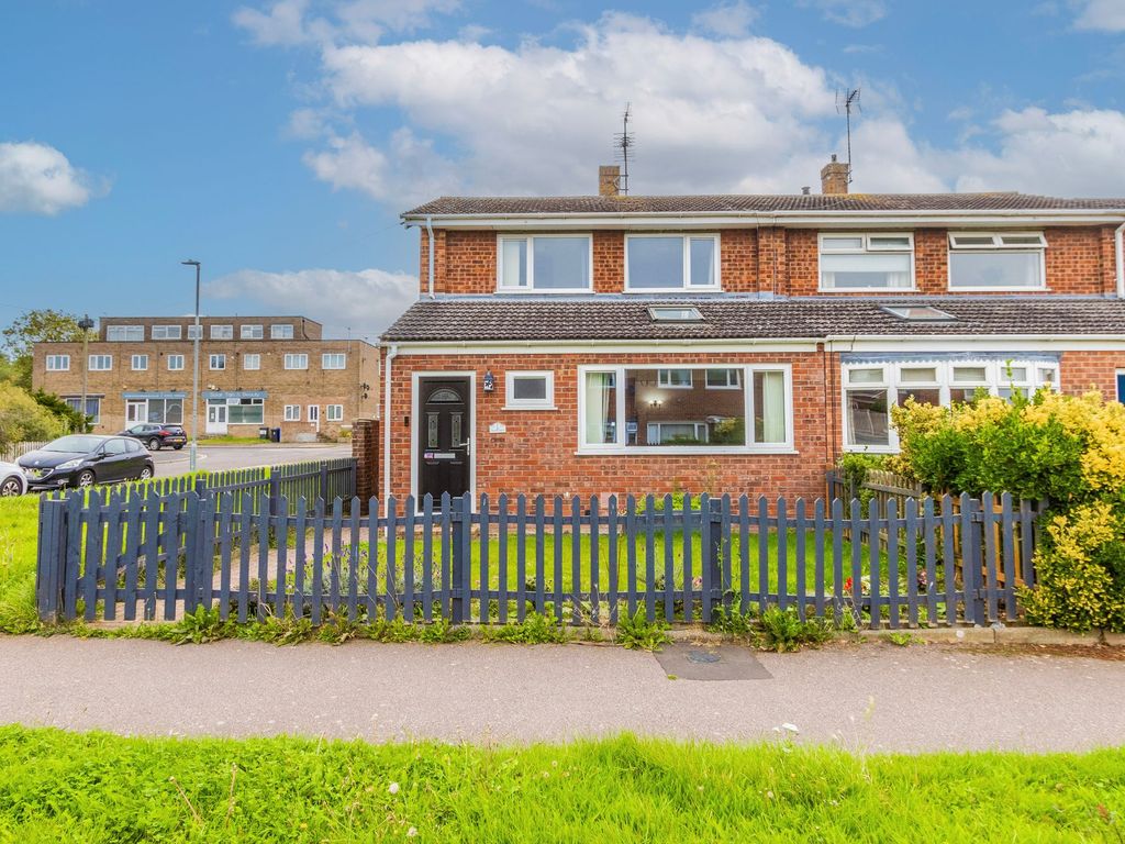 3 bed semidetached house for sale in Fritton Close, Lowestoft NR32, £