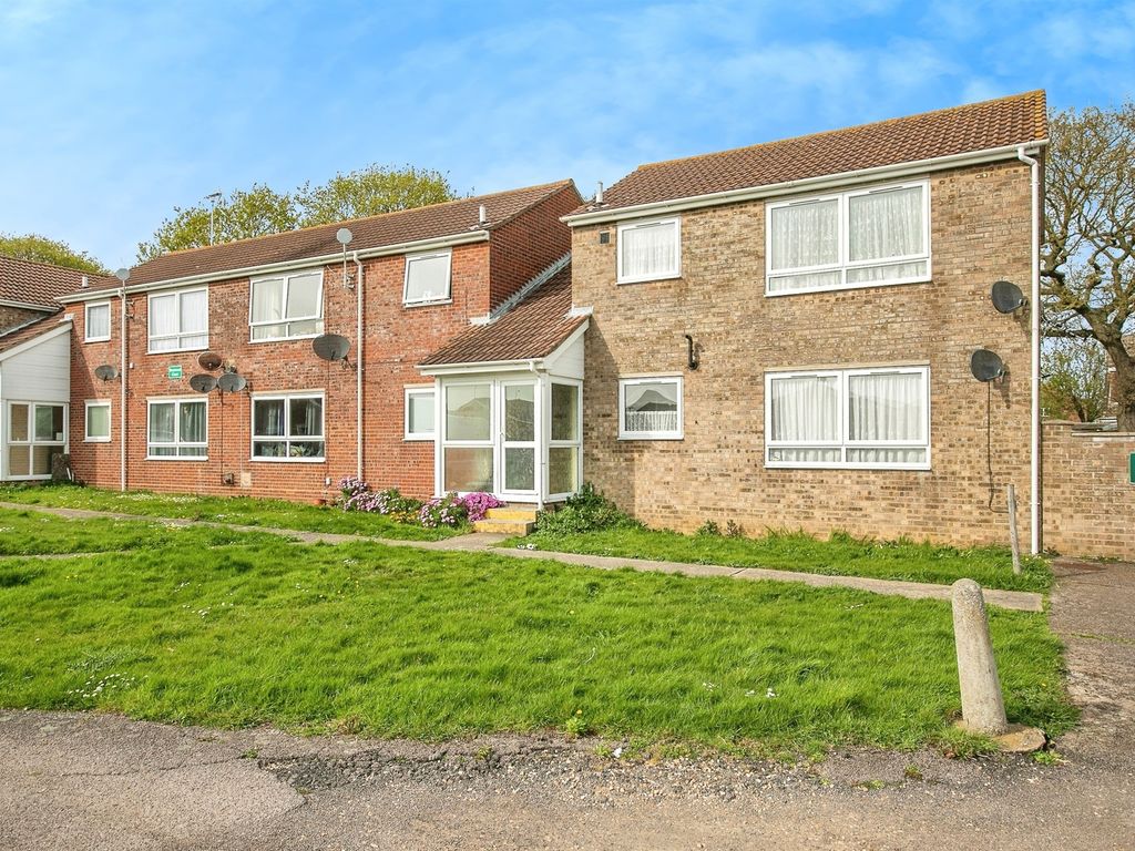 1 bed flat for sale in Epping Close, ClactonOnSea CO15, £70,000 Zoopla