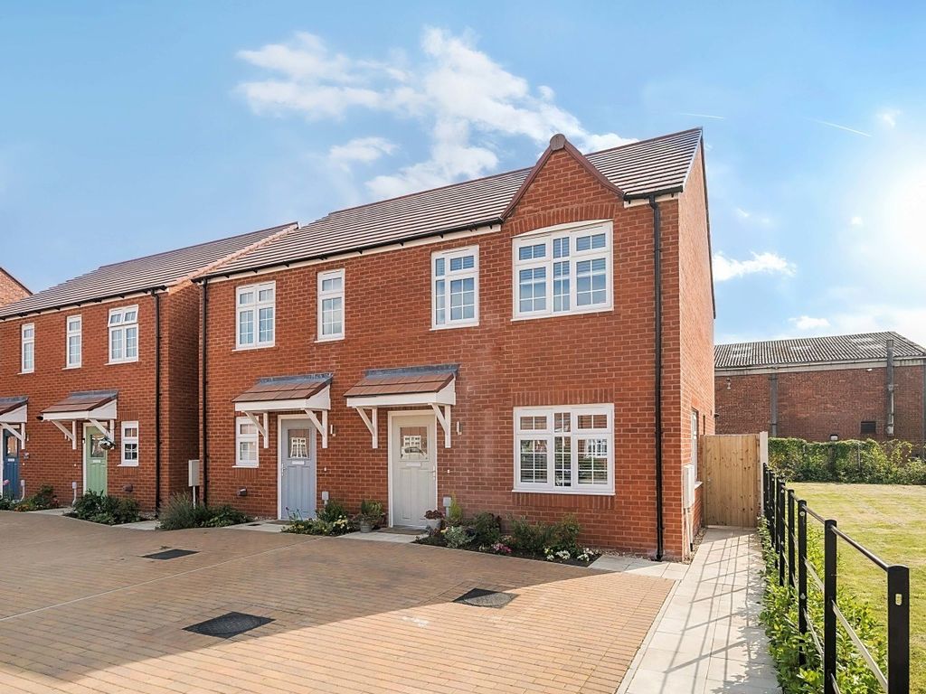 3 bed semidetached house for sale in Redwing Road, Sandbach CW11, £