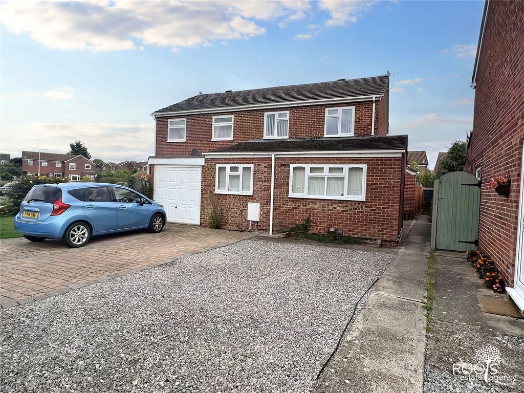 4 bed semidetached house for sale in Ilkley Way, Thatcham, West