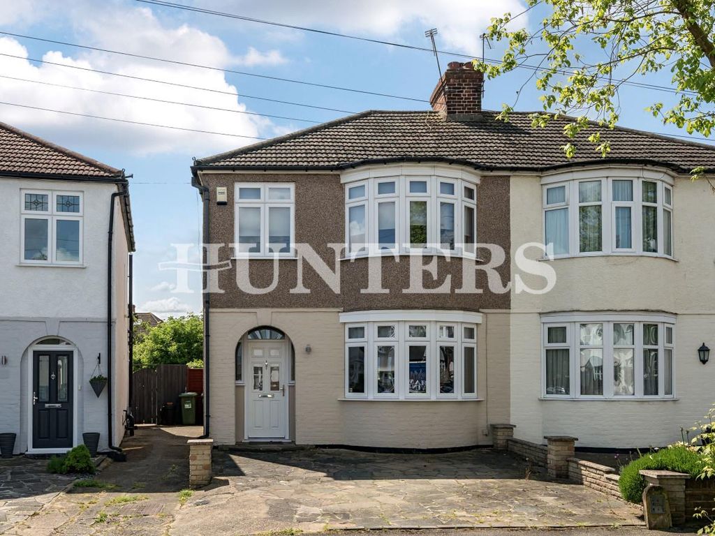 3 bed property for sale in Belgrave Avenue, Gidea Park, Romford RM2