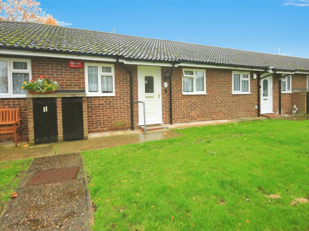 2 bed bungalow for sale in Pine Close, Wickford, Essex SS12, £275,000