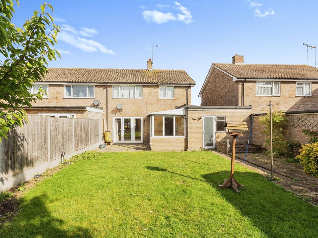 3 bed end terrace house for sale in Elmhurst Road, Aylesbury HP20, £