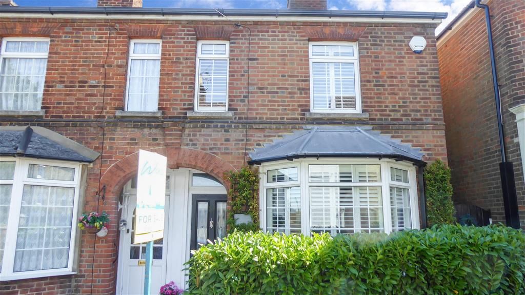 3 bed end terrace house for sale in High Street, East Malling, Kent