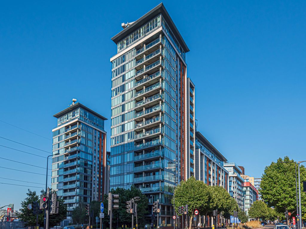 3 bed flat to rent in Alaska Apartments, 22 Western Gateway, London E16