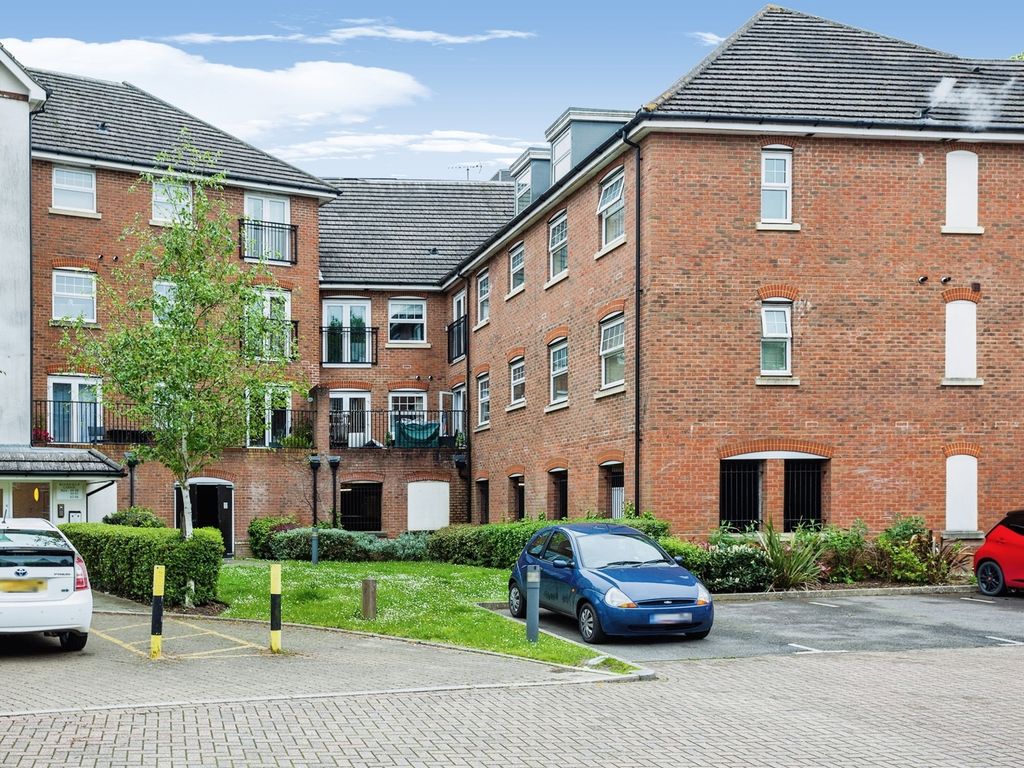 2 bed flat for sale in Woodfield Road, Crawley RH10 Zoopla
