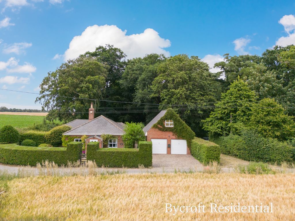 4 bed detached bungalow for sale in Cottage Road, West Somerton, Great