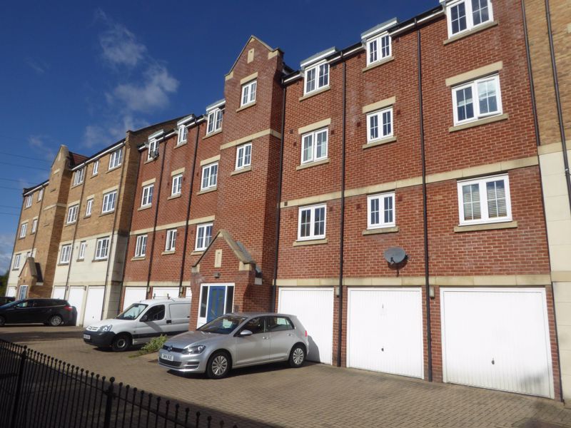 2 bed flat for sale in Luton Road, Dunstable LU5, £200,000 Zoopla