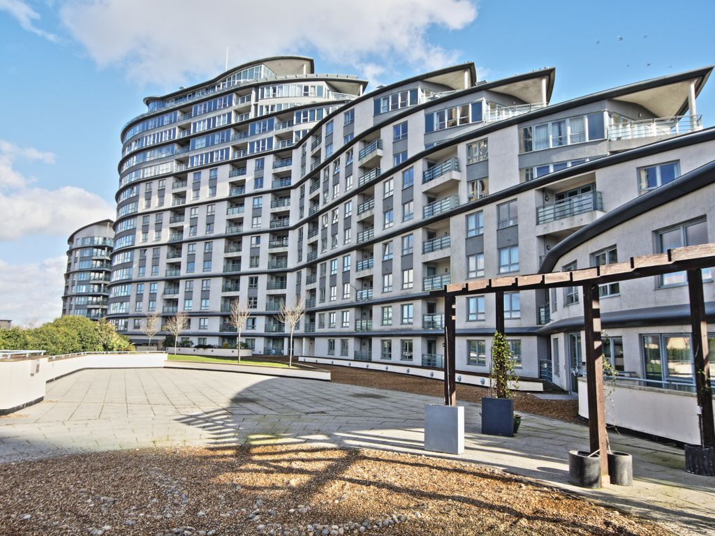 2 bed flat to rent in Station Approach, Woking GU22, £1,500 pcm Zoopla