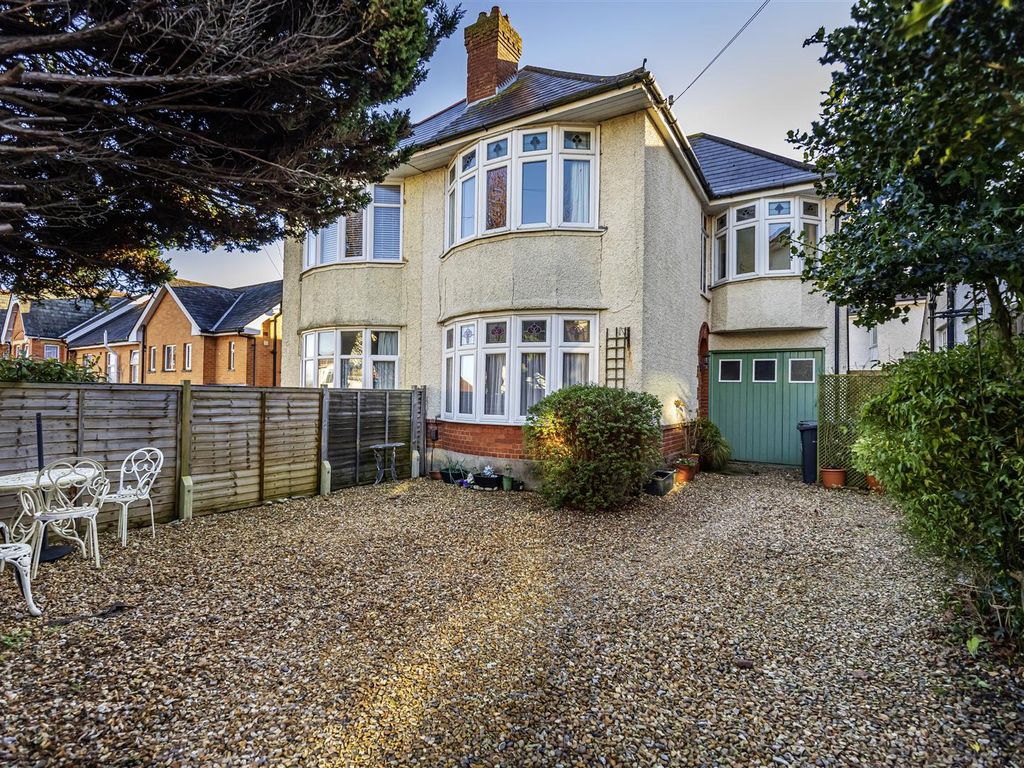 3 bed flat to rent in Castlemain Avenue, Southbourne, Bournemouth BH6